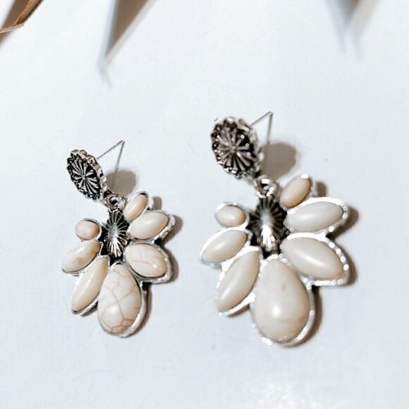 White flower dangle earrings S296 - Picture 3 of 4